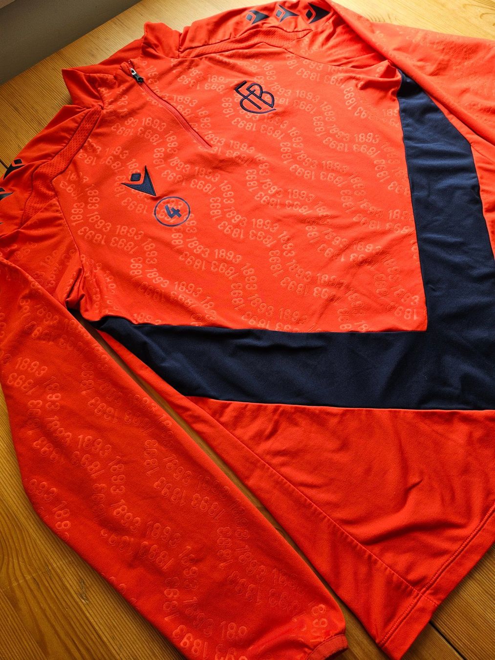 Canottiere & Pantaloni: FC Basel Trainingsoberteil Macron Grösse L FCB Jacke – Usato da Hägglingen venduto da United-Village-Trade 1