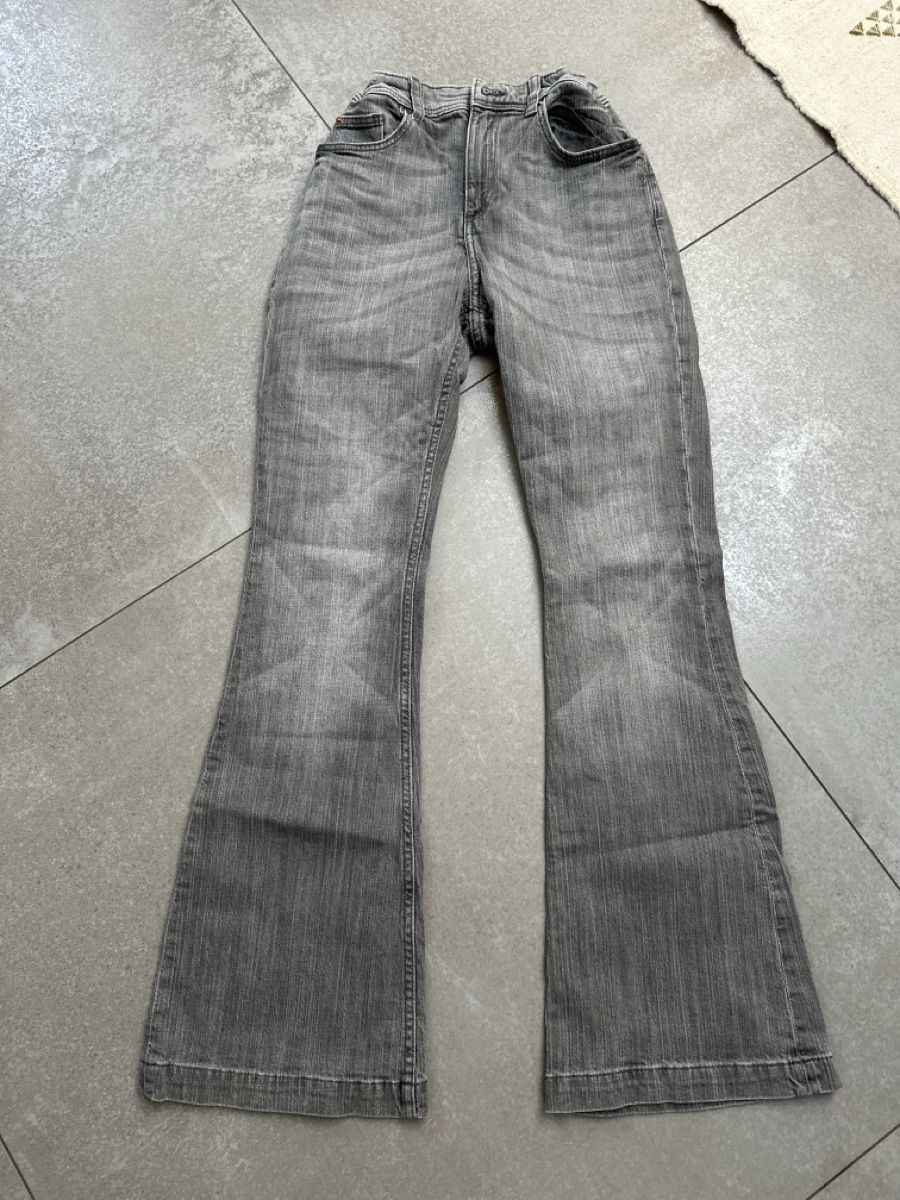 H&M Pantalons: H&M Flared Jeans grau Gr. 164 – D'occasion à Wileroltigen par torro11