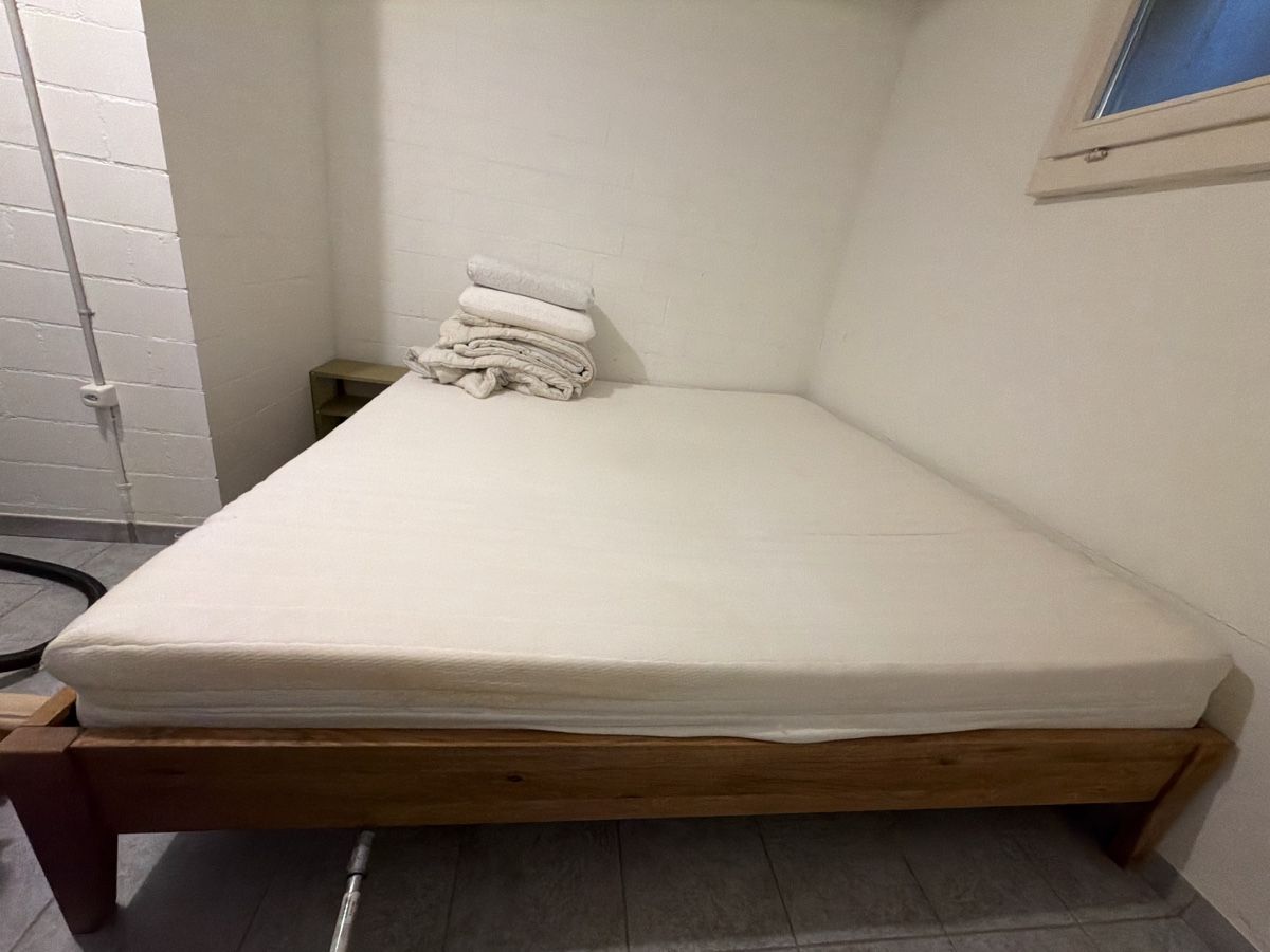 Betten: Echtholz Bett 200x200 – Gebraucht aus Schöfflisdorf von pas_v6wr