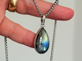 Fashionable labradorite necklace