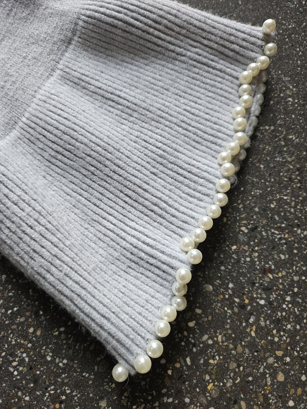 Pullover & Sweatshirts: Pullover grau mit Perlenbesatz an Ärmeln  – Neu (gemäss Beschreibung) aus Anwil von tamoos 4