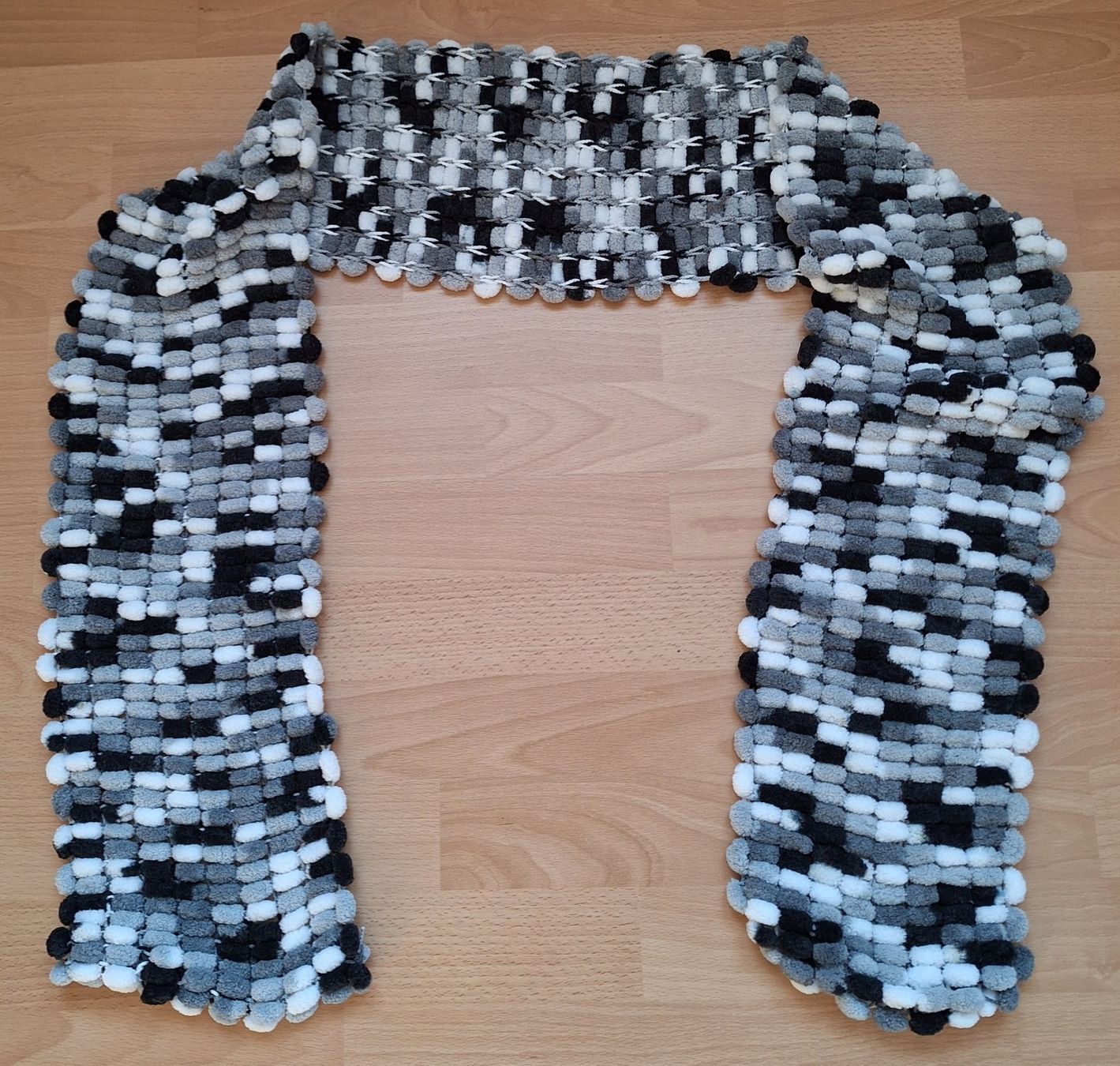 Foulards & écharpes: Strickschal schwarz grau weiss gemustert – Neuf (Voir description) à Wettingen par Egro2