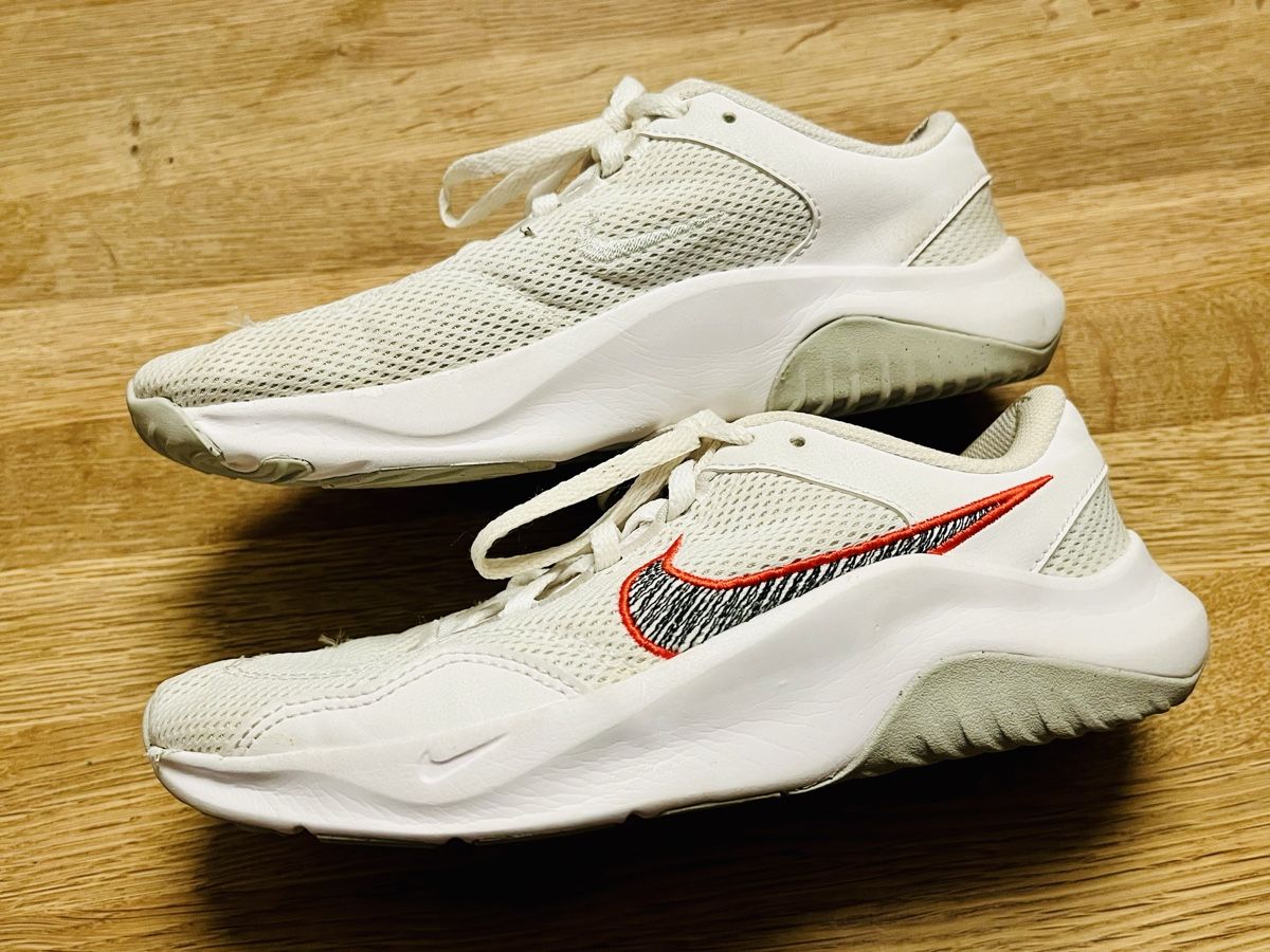 Nike Scarpe da donna: Nike Laufschuhe weiss in Grösse 37.5 – Usato da Fehraltorf venduto da nolram75