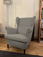 Bequemer Ohrensessel mit schwarz-weiss Muster (Hahnentritt)