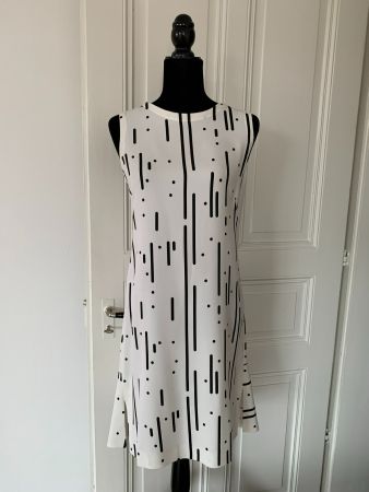 AKRIS punto: Neues exklusives helles Kleid, 38