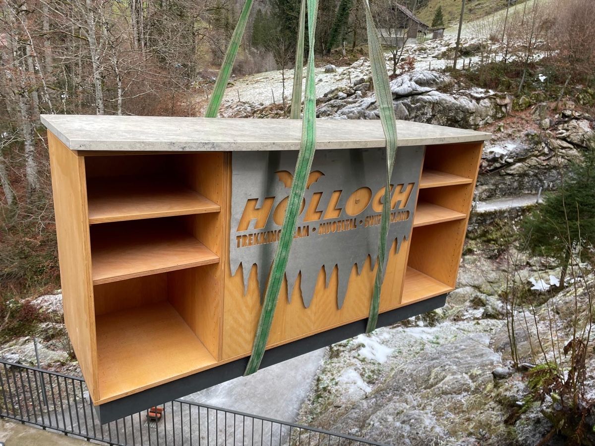 Allestimento di negozi e stand fieristici: Holztheke mit Marmorplatte, gebraucht – Usato da Weggis venduto da Me_Mi