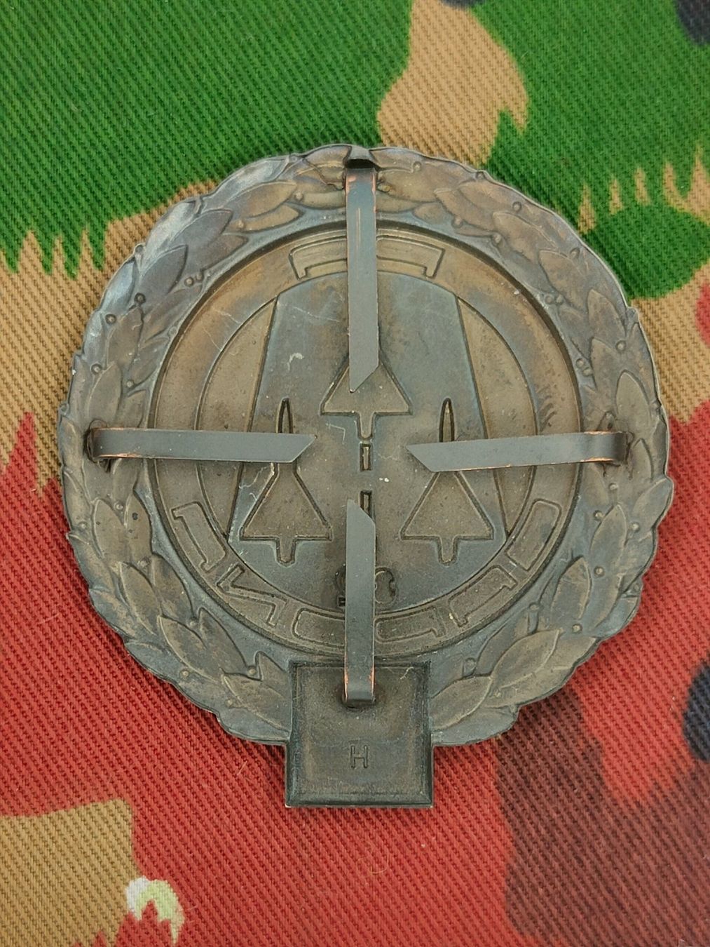 Schweizer Armee Plaketten & Abzeichen: Béretemblem Flugplatzbrigade 32, Variante 3 – Gebraucht aus Bauma von SwissMilitaria 1