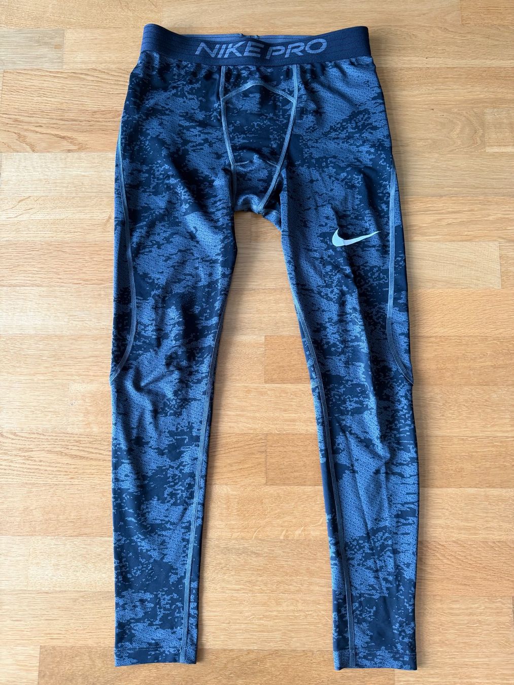 Nike Pantalons: Nike Tights – D'occasion à Basel par El_Haraldo