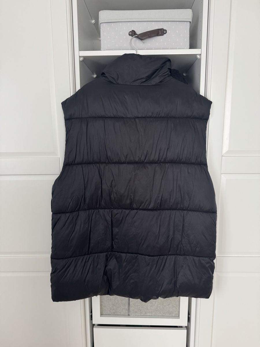 H&M Gilet & Giacche senza maniche: Daunengilet H&M in Schwarz – Usato da St. Gallen venduto da tatjana55 2