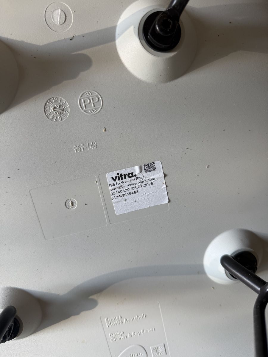 Vitra Sedie: Vitra Eames Plastic Armchair Grau + Schale weiss – Usato da Hirschthal venduto da GR7000 3