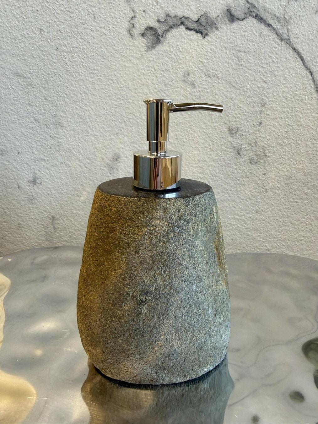 Portasapone: Seifenspender Batu Kali Stein – Nuovo e nell'imballaggio originale da Bütschwil venduto da OMB_Handels_AG