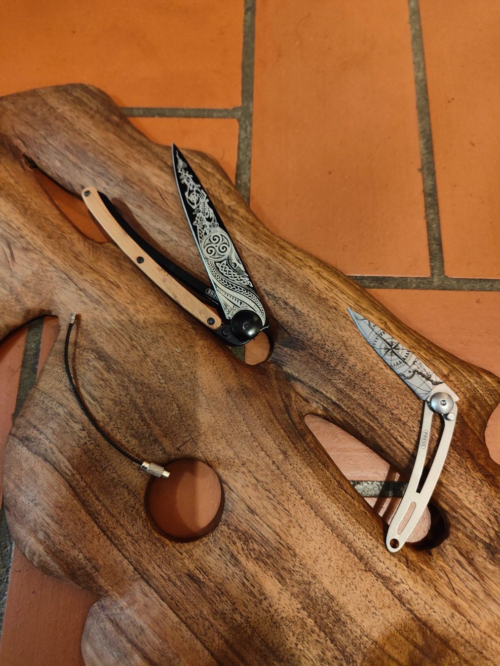 Deejo Accessoires: Zwei Stk. Deejo Klappmesser – D'occasion à Männedorf par Kunstflohmarkt_Inst 1
