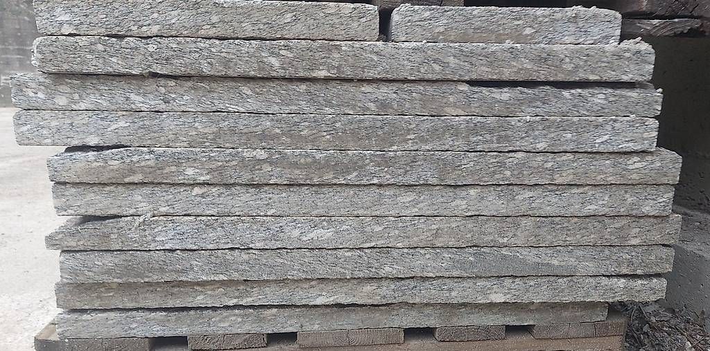 Pierres & tuiles: Granitsteinplatten / Stellriemen  – D'occasion à Unteriberg par Konstibau 1