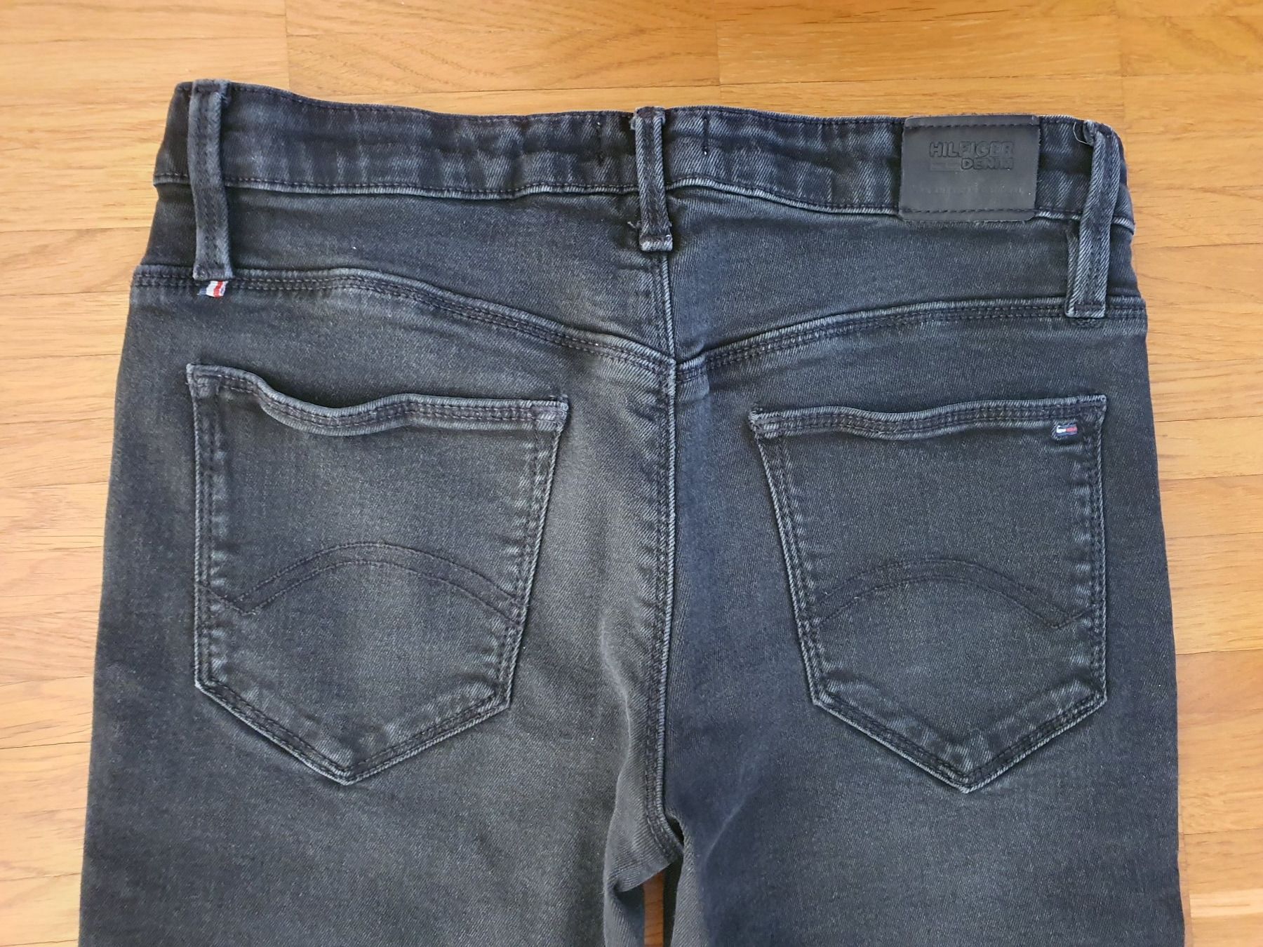 Tommy Hilfiger Pantaloni: Tommy Hilfiger Jeans Mädchen, Gr.176, schwarz – Usato da Zürich venduto da Modnok 3