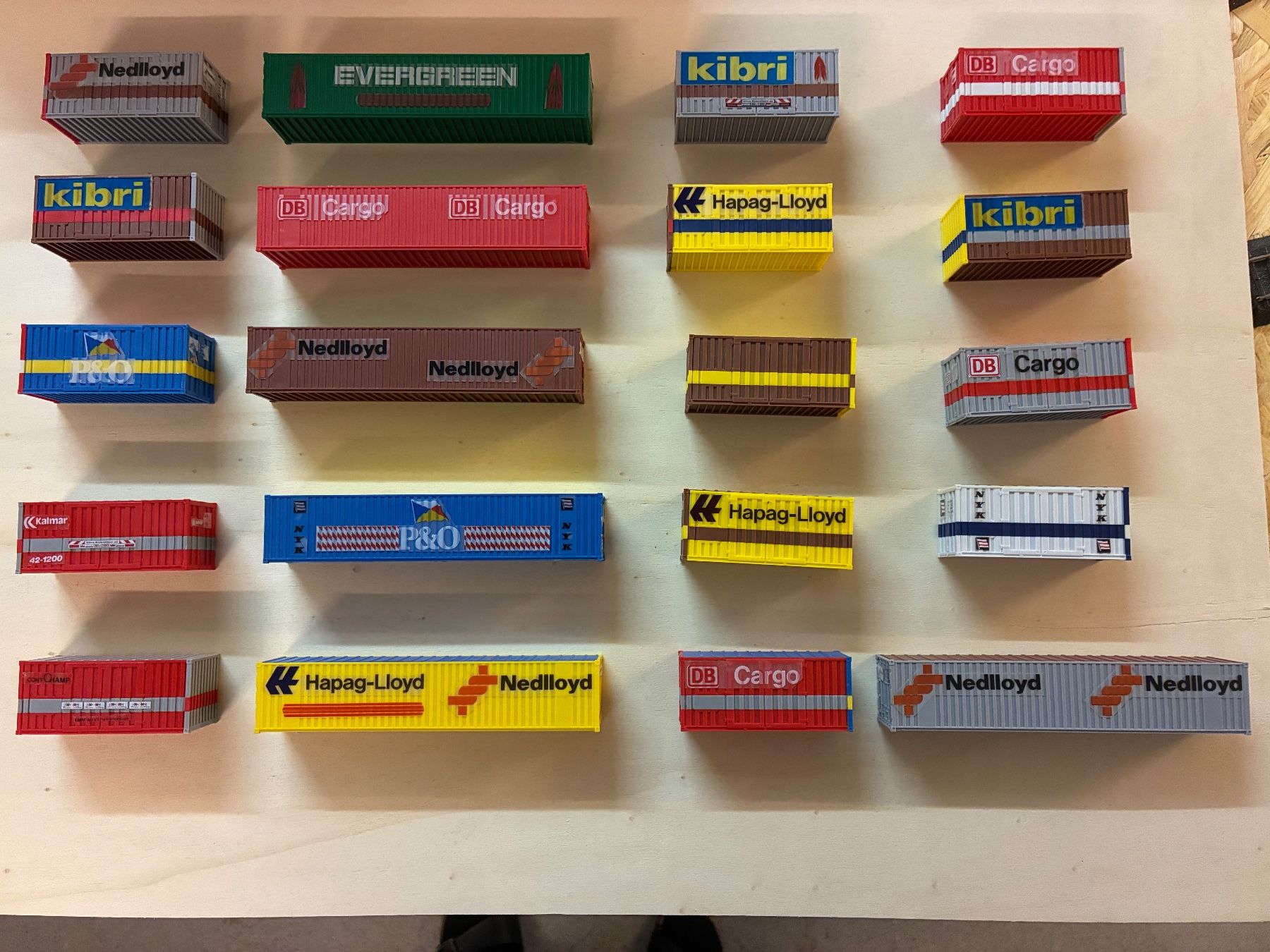 Kibri Modelleisenbahnen: 20 H0-Container – Gebraucht aus Menziken von mago010
