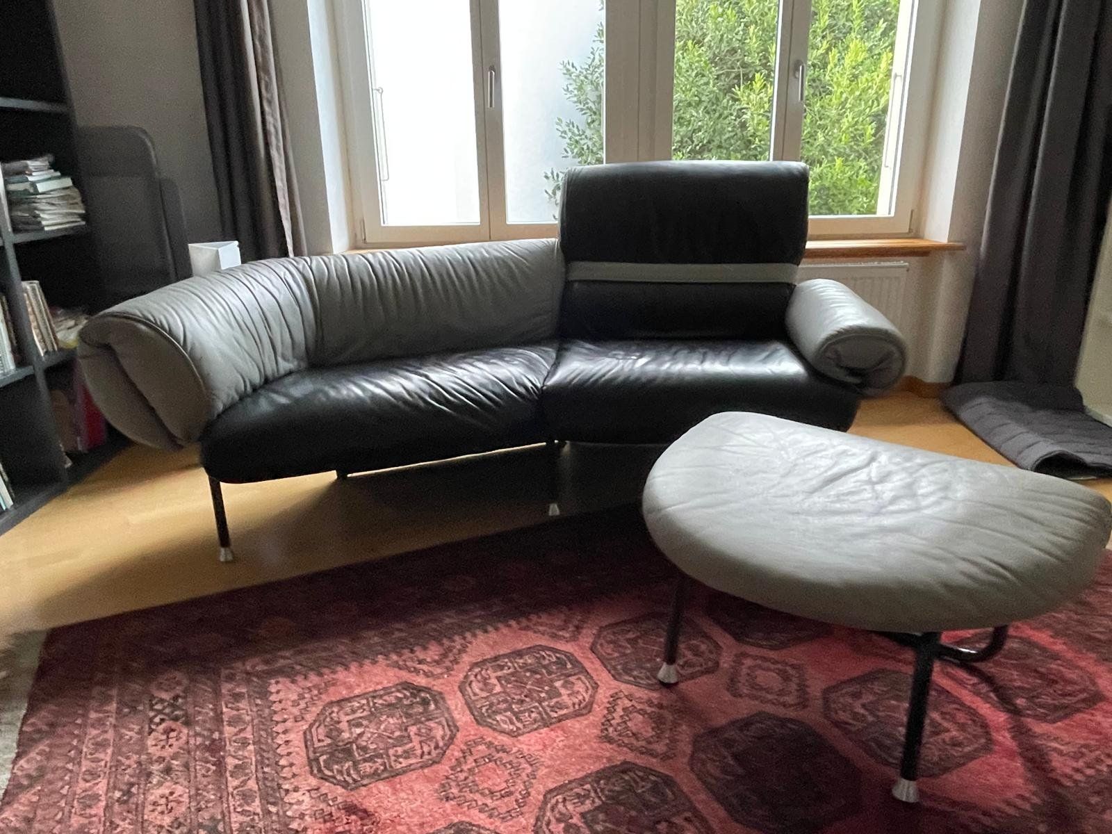 Divani: Designer Sofa + Hocker, Leder, hellgrau und schwarz. – Usato da Biel/Bienne venduto da K.Furler
