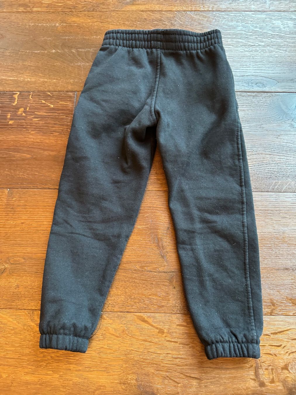Pantaloni: Schwarze Sweatpants Gr. 98/104 – Usato da Esslingen venduto da DrBootje 2