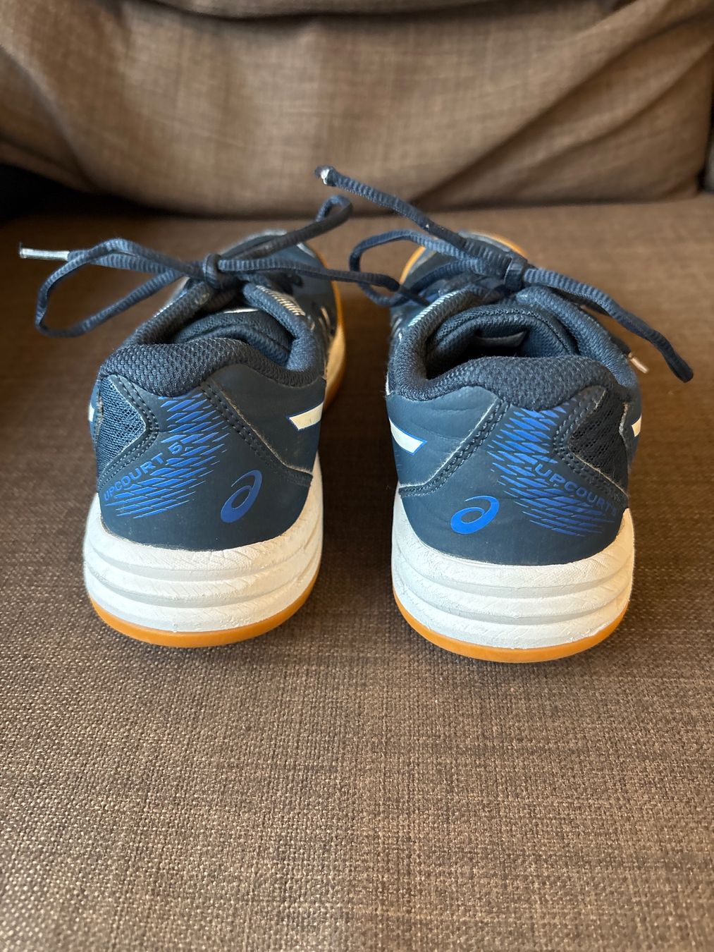 Asics Herrenschuhe: Asics Hallenschuh / Sneaker Grösse 37.5 – Gebraucht aus Genève von Livsonman 2