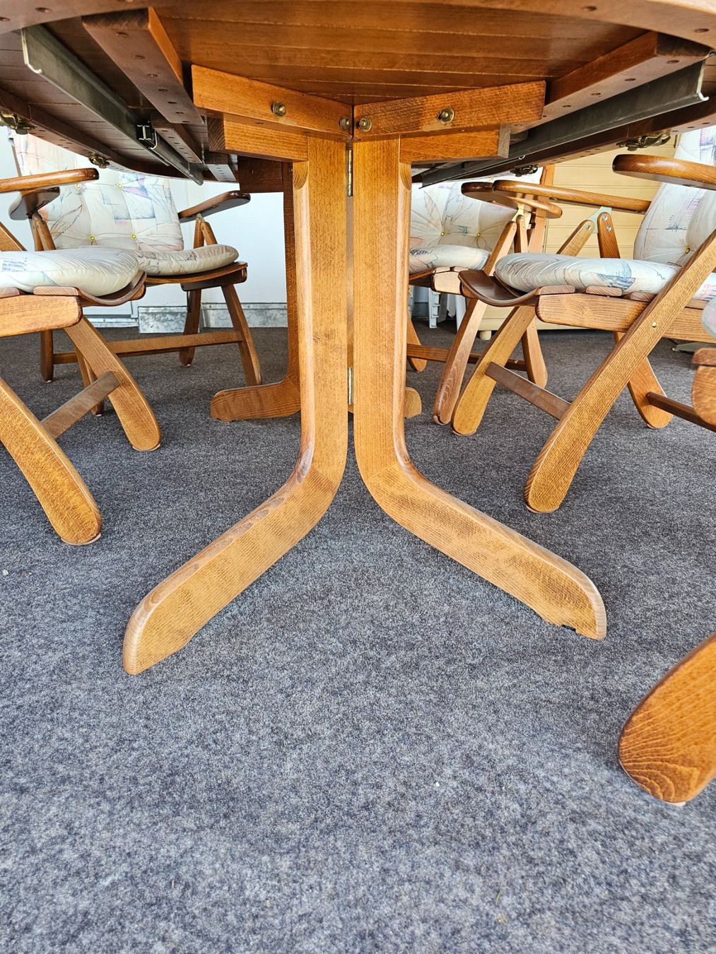 Set di tavolo e panche: Gartentisch mit 6 Stühlen massiv Holz – Usato da Nussbaumen AG venduto da Wasserski 5