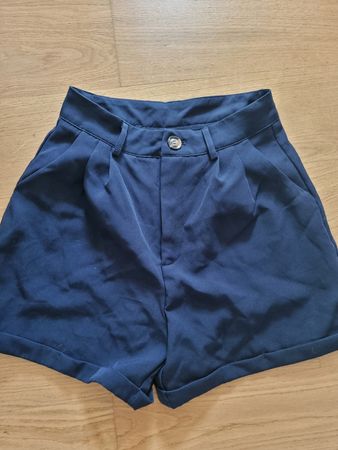 Blaue Shorts