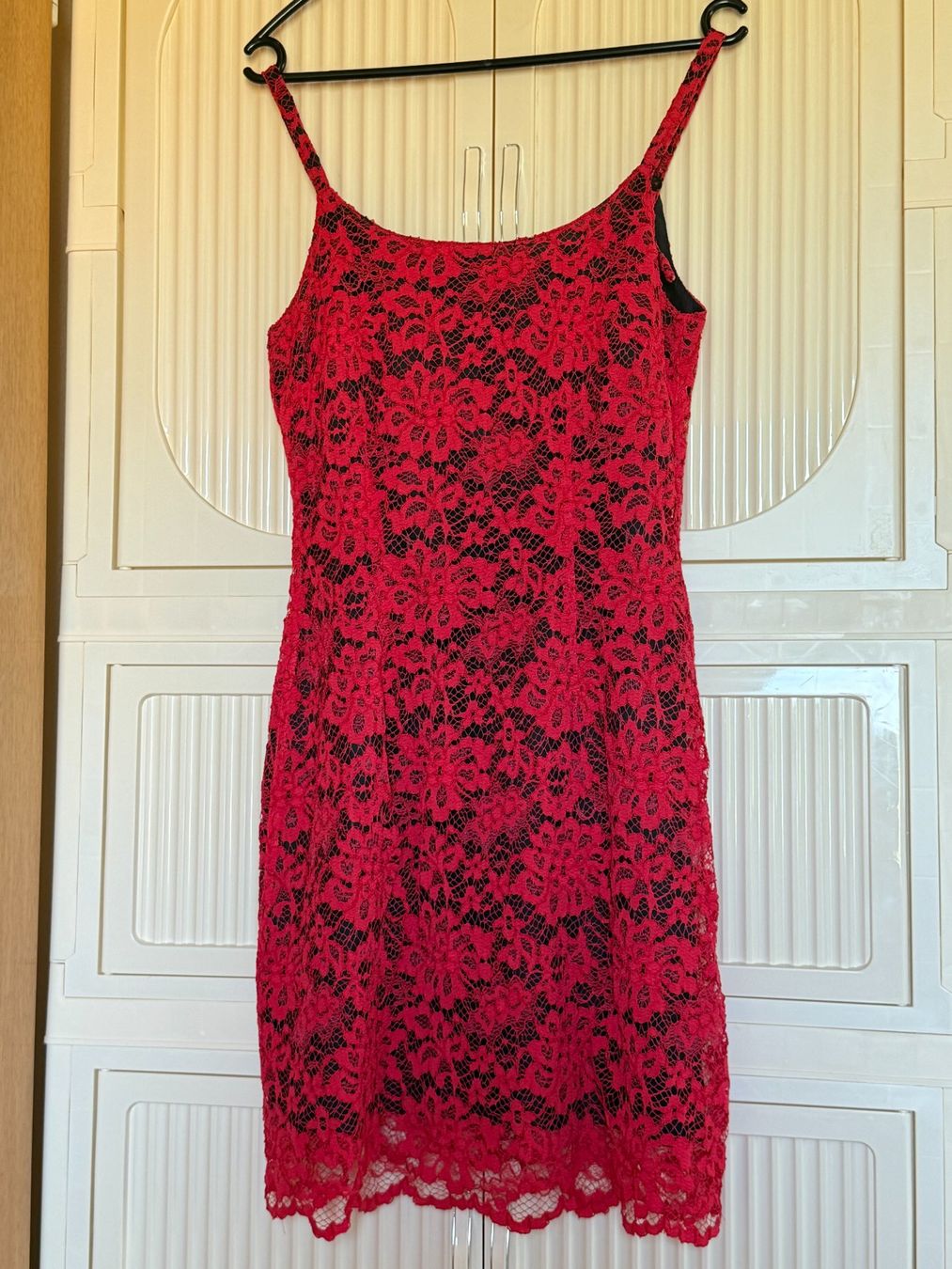 Kleider: Spitzenkleid rot schwarz Grösse 38 – Gebraucht aus Brunnenthal von Eco07
