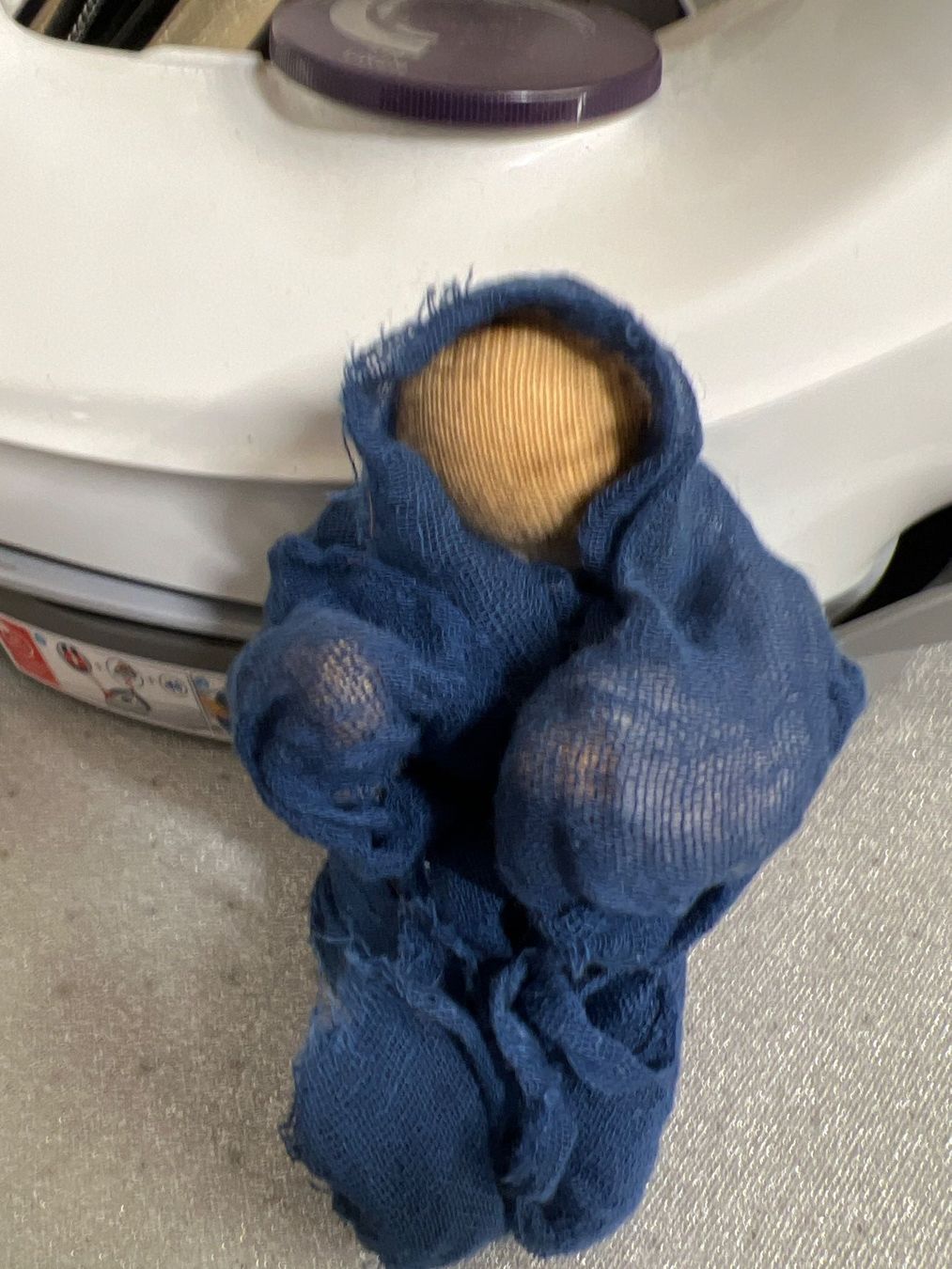 Figuren: Krippenfigur Knabe mit Baby – Gebraucht aus Maienfeld von 8796 5