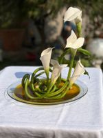 Composizione floreale Calla bianche su piatto vetro decoro