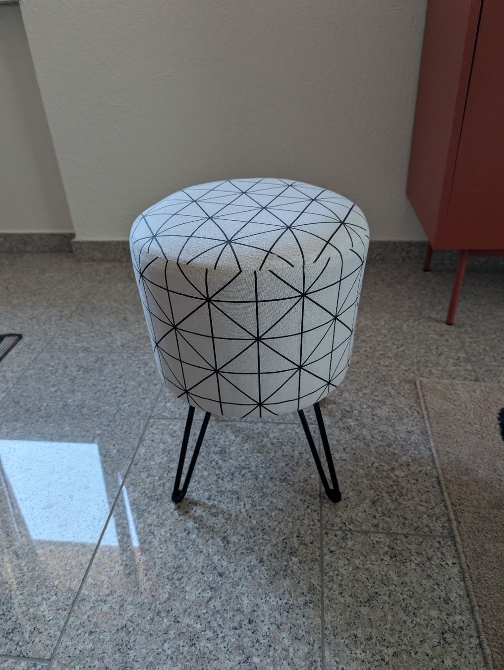 Tabourets: Moderner Polsterhocker mit geometrischem Muster – D'occasion à Wittenbach par cikali