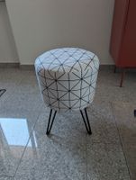 Moderner Polsterhocker mit geometrischem Muster