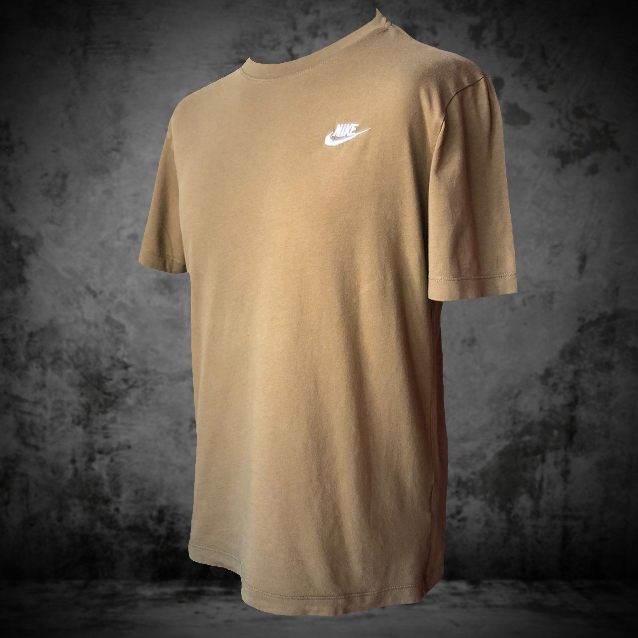 Nike T-shirt: T-Shirt Nike Brown Men M – Usato da Genève venduto da ang_7j7j