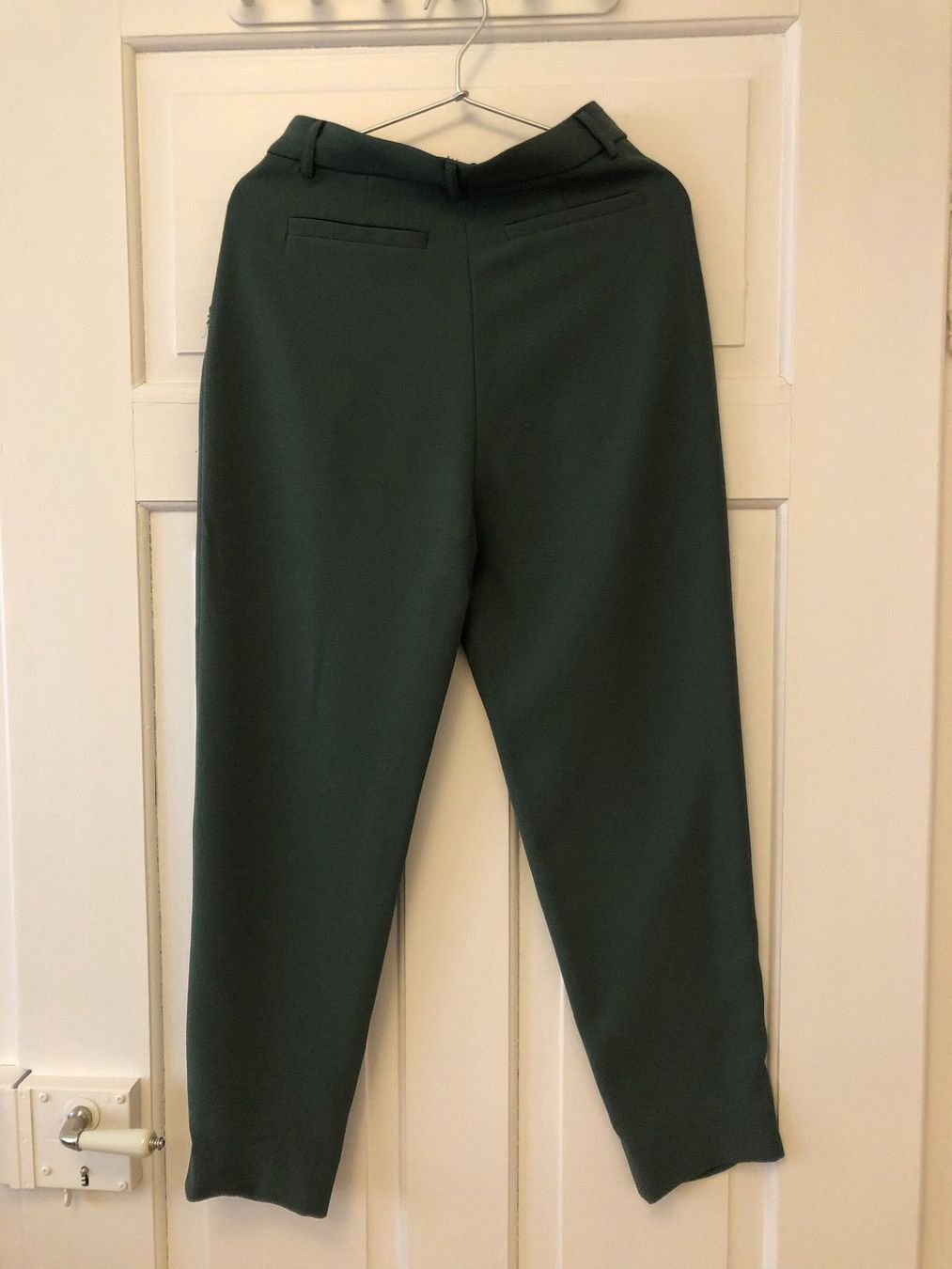 Pantaloni: Lässige salbeigrüne Hose Gr. 32 – Usato da Zürich venduto da MakasoZH 1