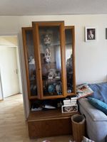Elegante Vitrine aus Holz mit Glastüren, viel Stauraum!