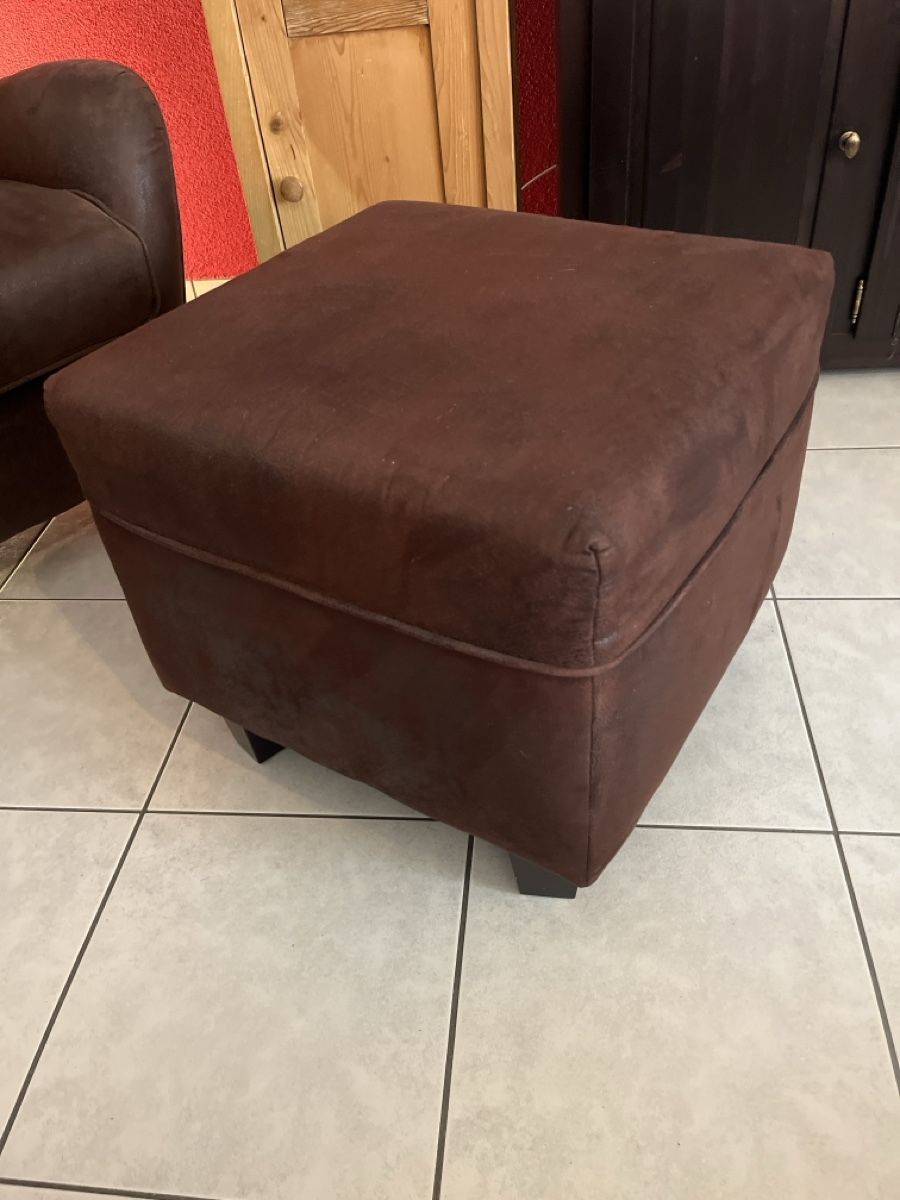 Poltrone: Ohrensessel mit Kissen und Hocker – Usato da Altstätten SG venduto da gam61 1