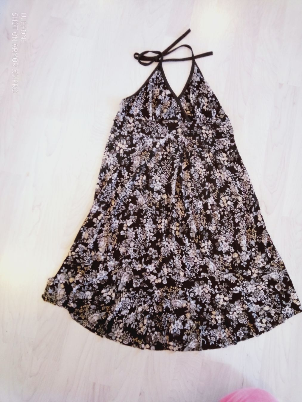 Kleider: Sommerliches Neckholder Kleid mit Blumenmuster, Gr. S – Gebraucht aus Volketswil von Car1