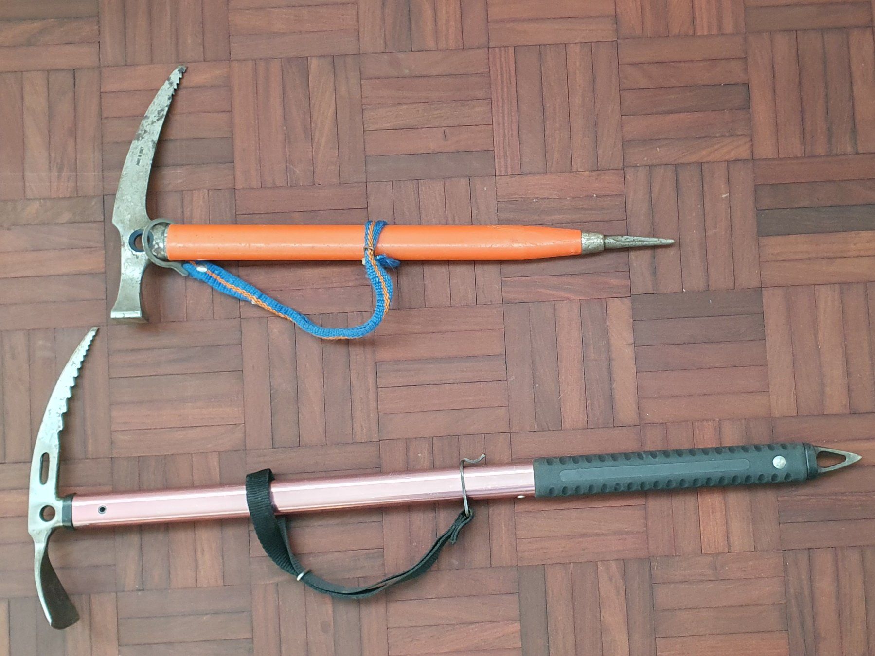 Kletterausrüstungen: 2 Eispickel – Gebraucht aus Kreuzlingen von  3