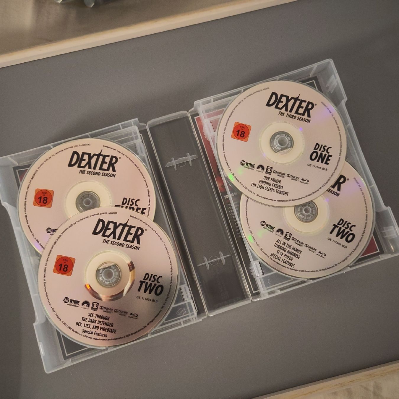Tutti i DVDs: DEXTER Staffel 1 - 4 Bluetay DVD – Usato da Romanshorn venduto da SuperRetro64 1