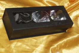 (77) Schachtel mit 3 grossen Fake Diamanten Glas