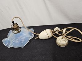 Antike Lampe mit Lampenschirm und Zug