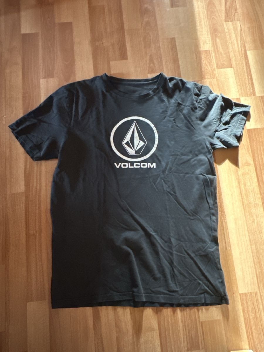 Volcom T-shirt: Schwarzes Volcom T-Shirt - einf. Brustbreite 57cm – Usato da St. Gallen venduto da mai_2lcj