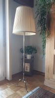 Stehlampe mit Messing-Fuss