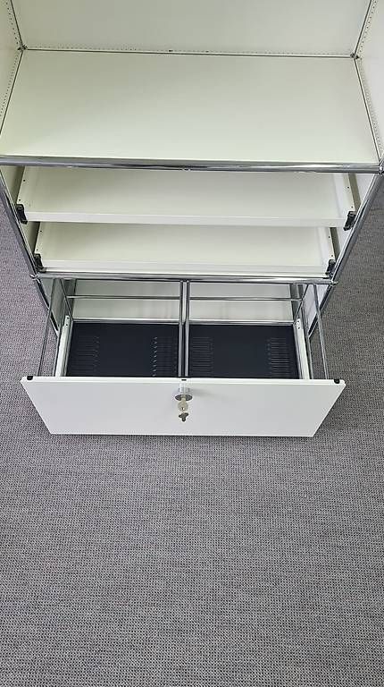 Scaffali: USM Haller Regal / Sideboard weiss, abschliessbar – Usato da Gwatt (Thun) venduto da inf_hgc8 2