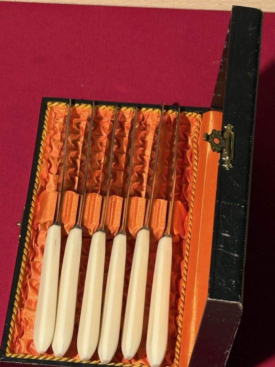Bestecksets: Vintage Bone Handled Knives Set in Original Box, Estate – Gebraucht aus Lausanne von vas_cdb2 1