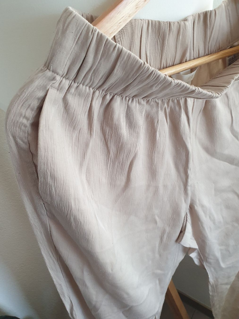 H&M Hosen: H&M Beige Flare Pants – Gebraucht aus Aigle von Smagbrelle18 1