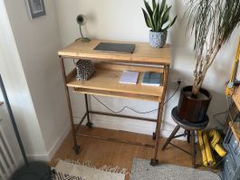 Kleine Stehpult aus Holz und Metall - ideal fürs Homeoffice