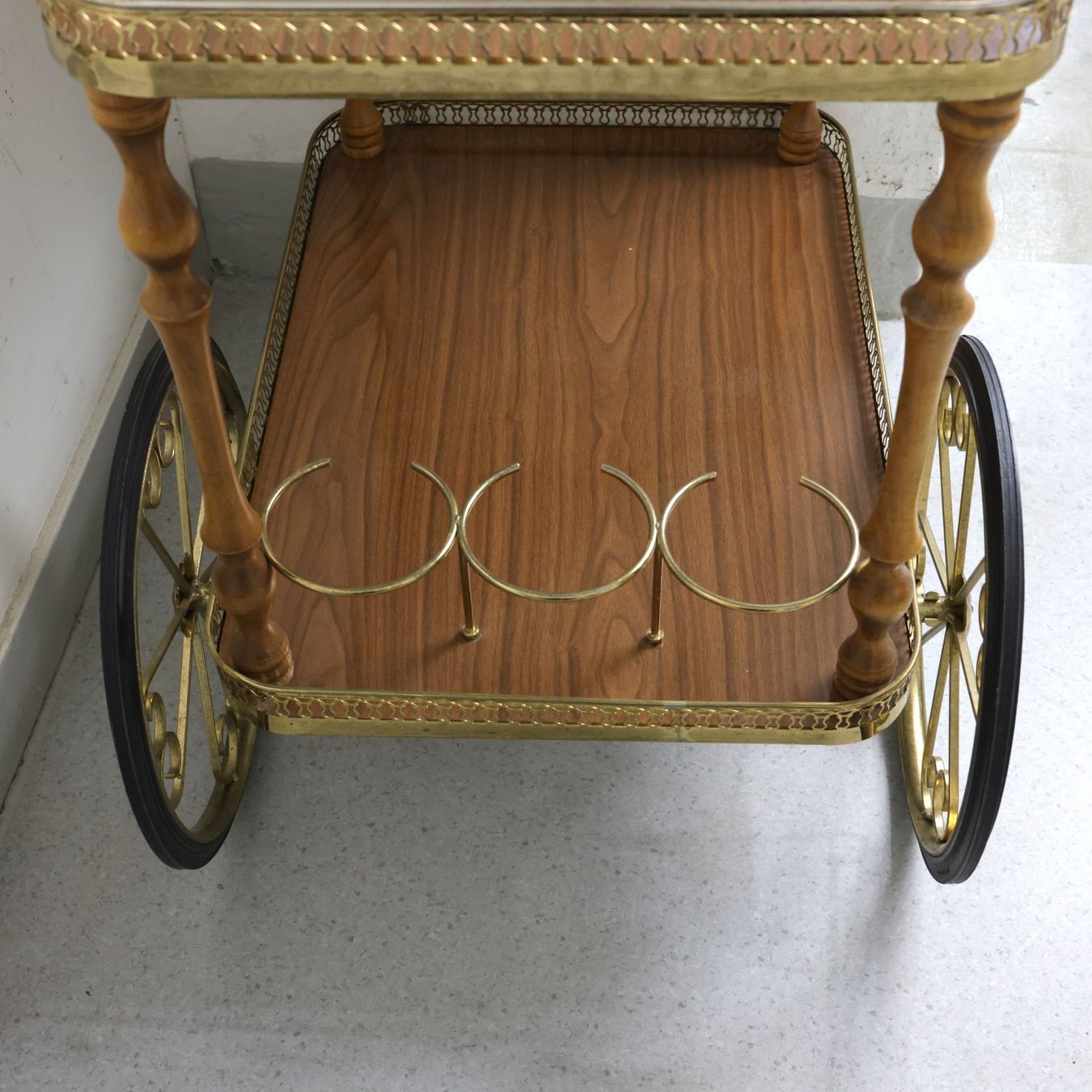 Carrelli di servizio: Vintage-Servierwagen aus Holz und Messing – Usato da Volketswil venduto da brockipfannenstil 4