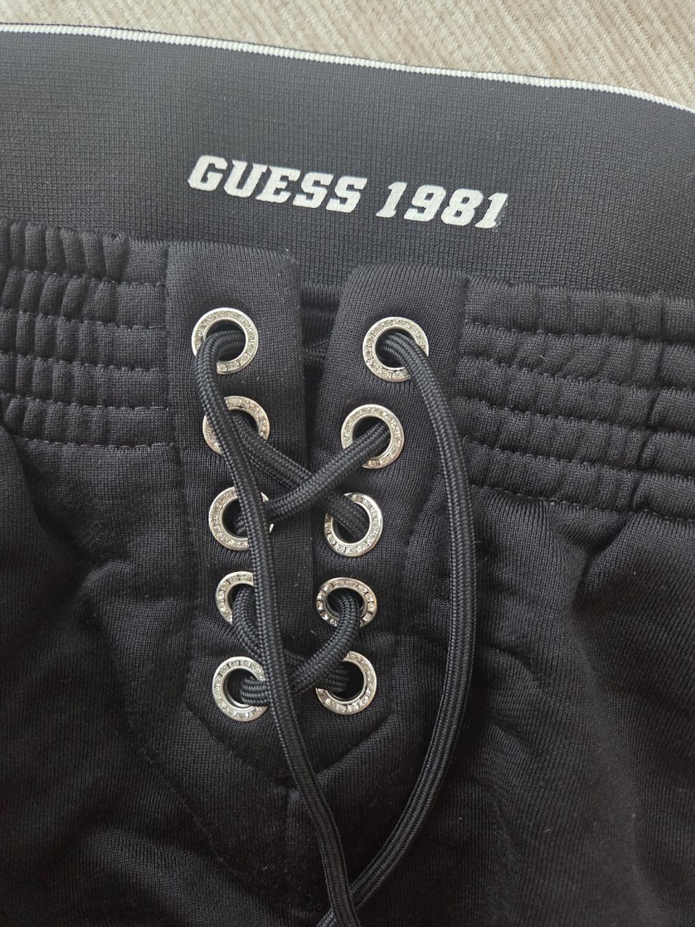 Guess Pantaloni: Edle Guess Trainerhose – Nuovo (secondo la descrizione) da Forch venduto da nbi_7srt 5