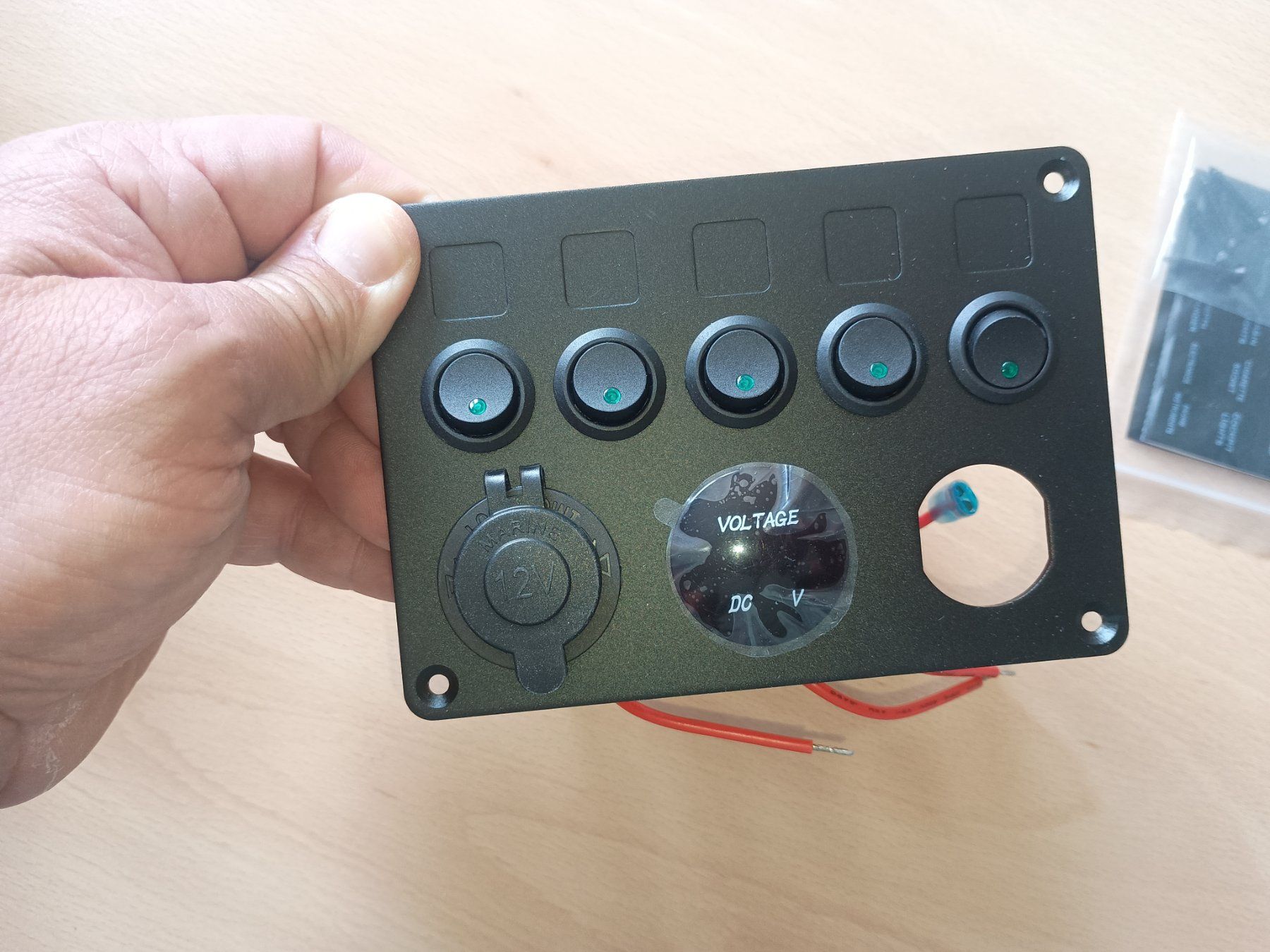 Interruttori: Schalterpanel mit 5 Schaltern und 12V Buchse neu – Nuovo (secondo la descrizione) da Bioggio venduto da natan81