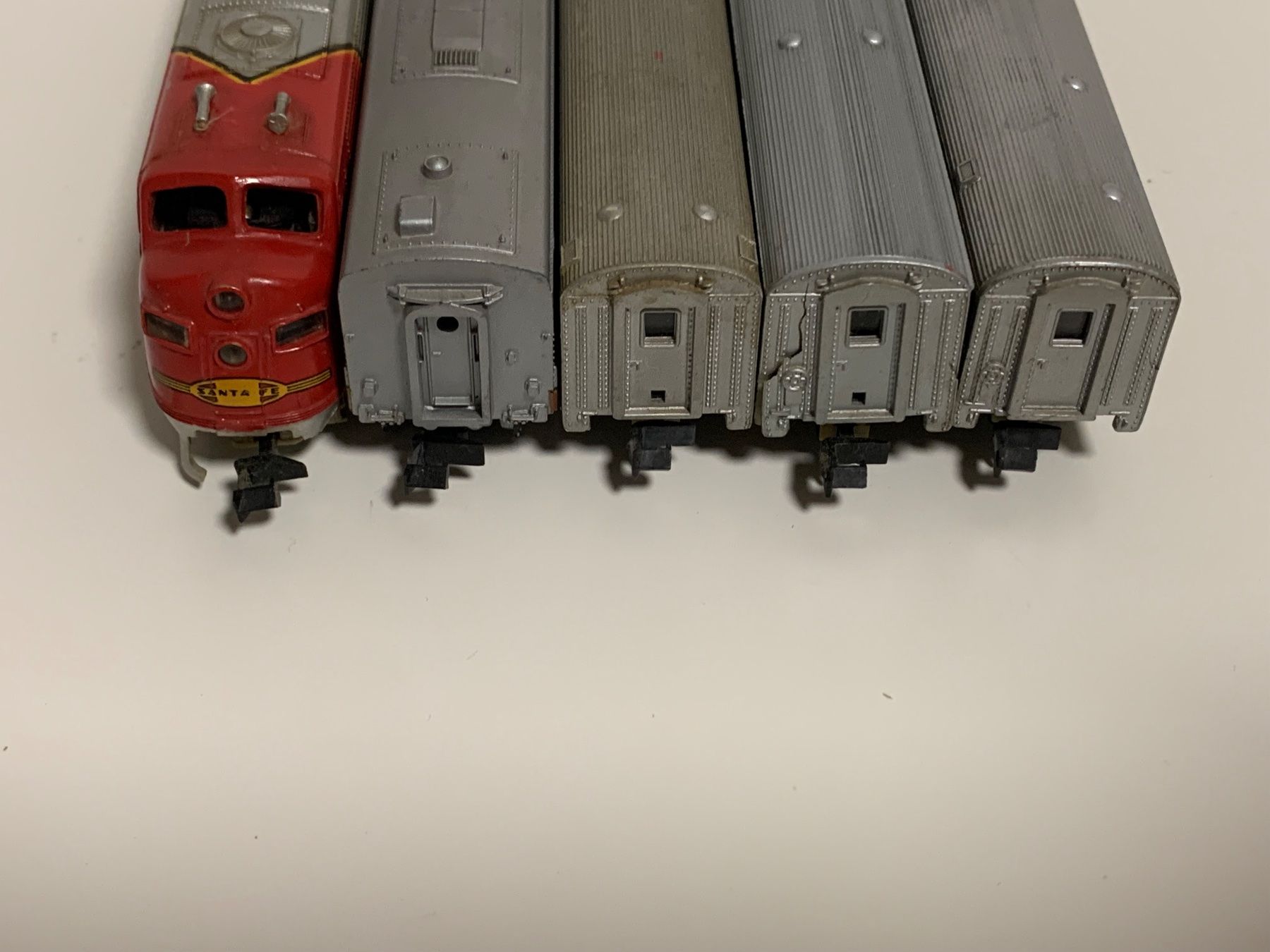 Modelleisenbahnen: Santa Fe Streamliner mit EMD E7 Diesellok 5-tlg – Defekt aus Neuenegg von Mazdanier 2
