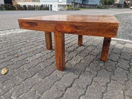 Massivholz Couchtisch / Kaffeetisch aus Akazie mit Hocker