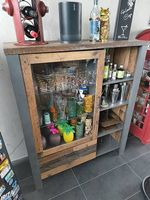 Highboard Vitrine Cardiff Industrial
B:109cm
H:129cm
T: 40cm